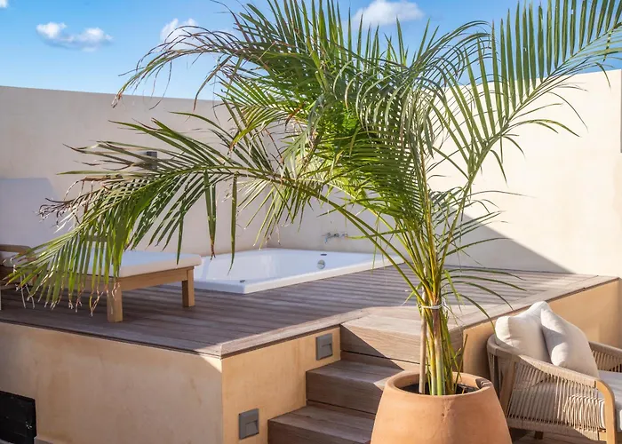 Calatt - Luxury, Design, Rooftop Pool, And A Prime Location *